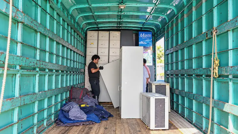 Personal acomodando muebles protegidos dentro del camión